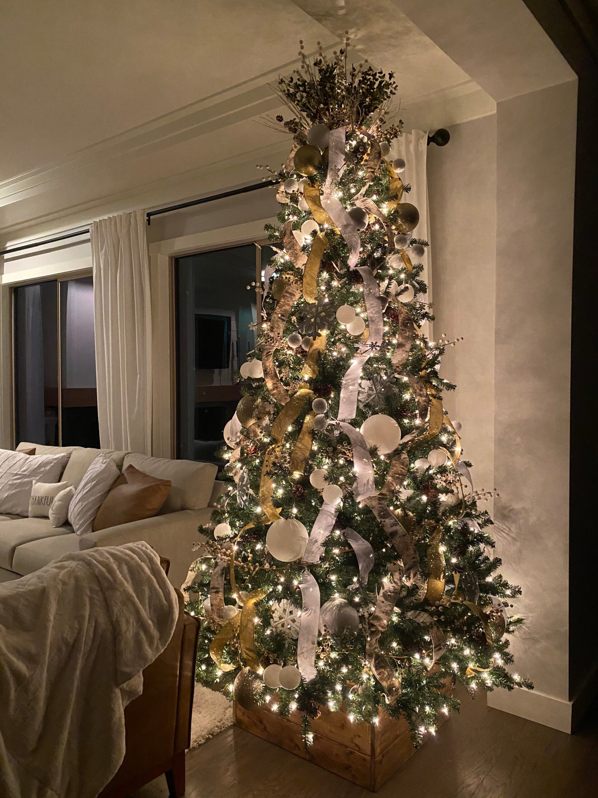 Decorate a Christmas Tree Like a Pro