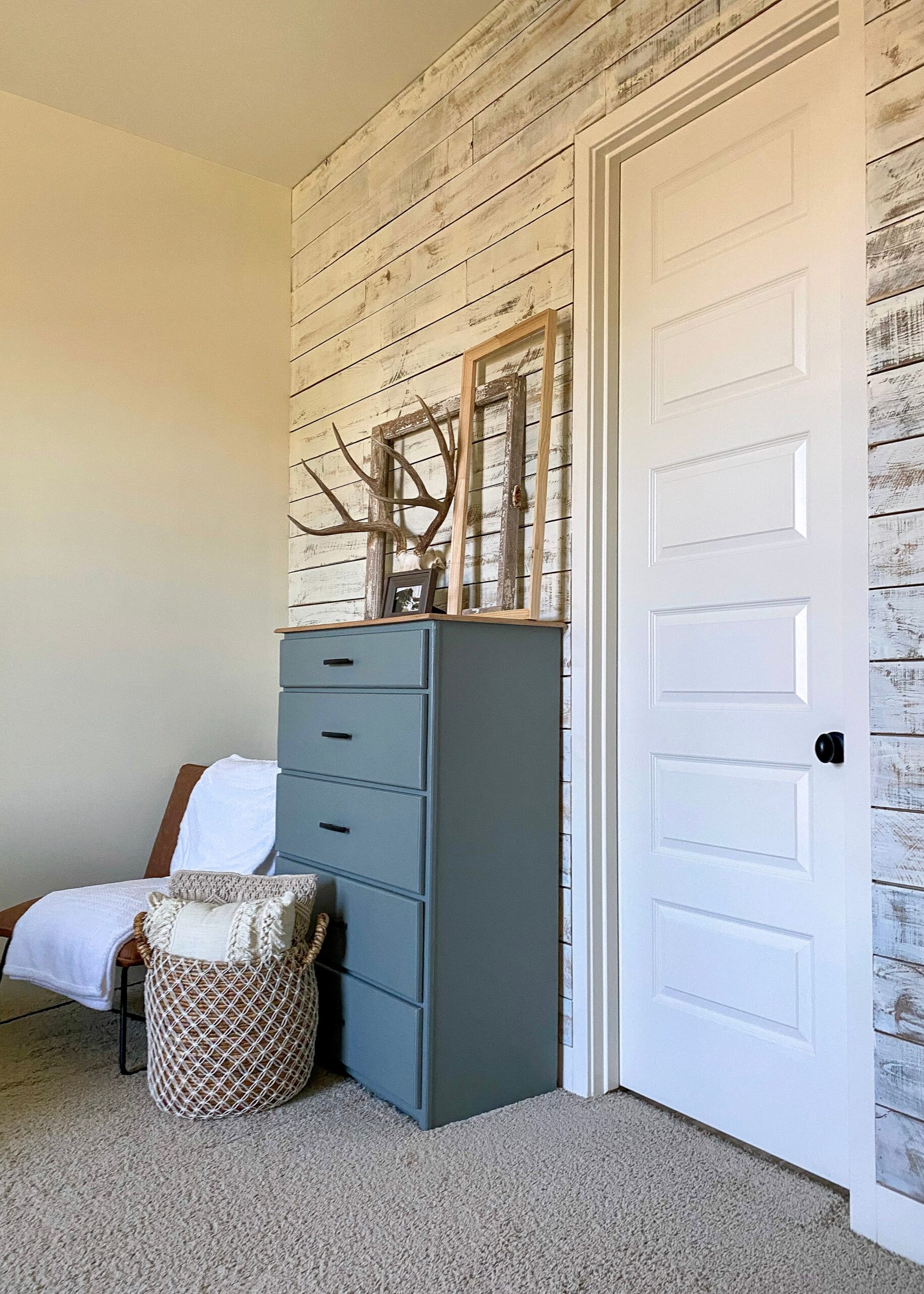 Inexpensive Wood Plank Wall Ideas - Wooden Plank Wall Apartment Decor Inspiration